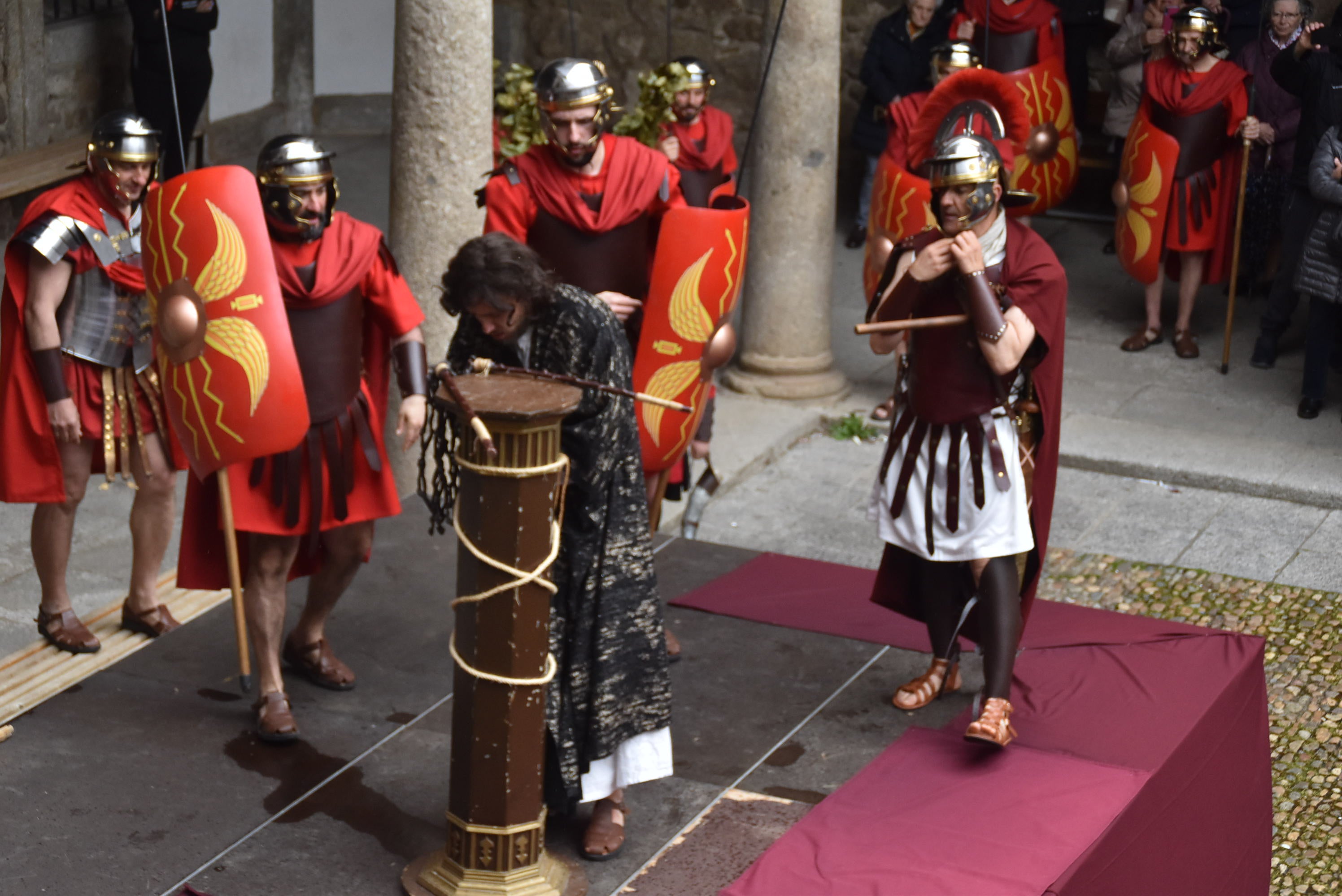 Béjar reta a la lluvia y escenifica la sentencia de Jesús en la Plaza Mayor