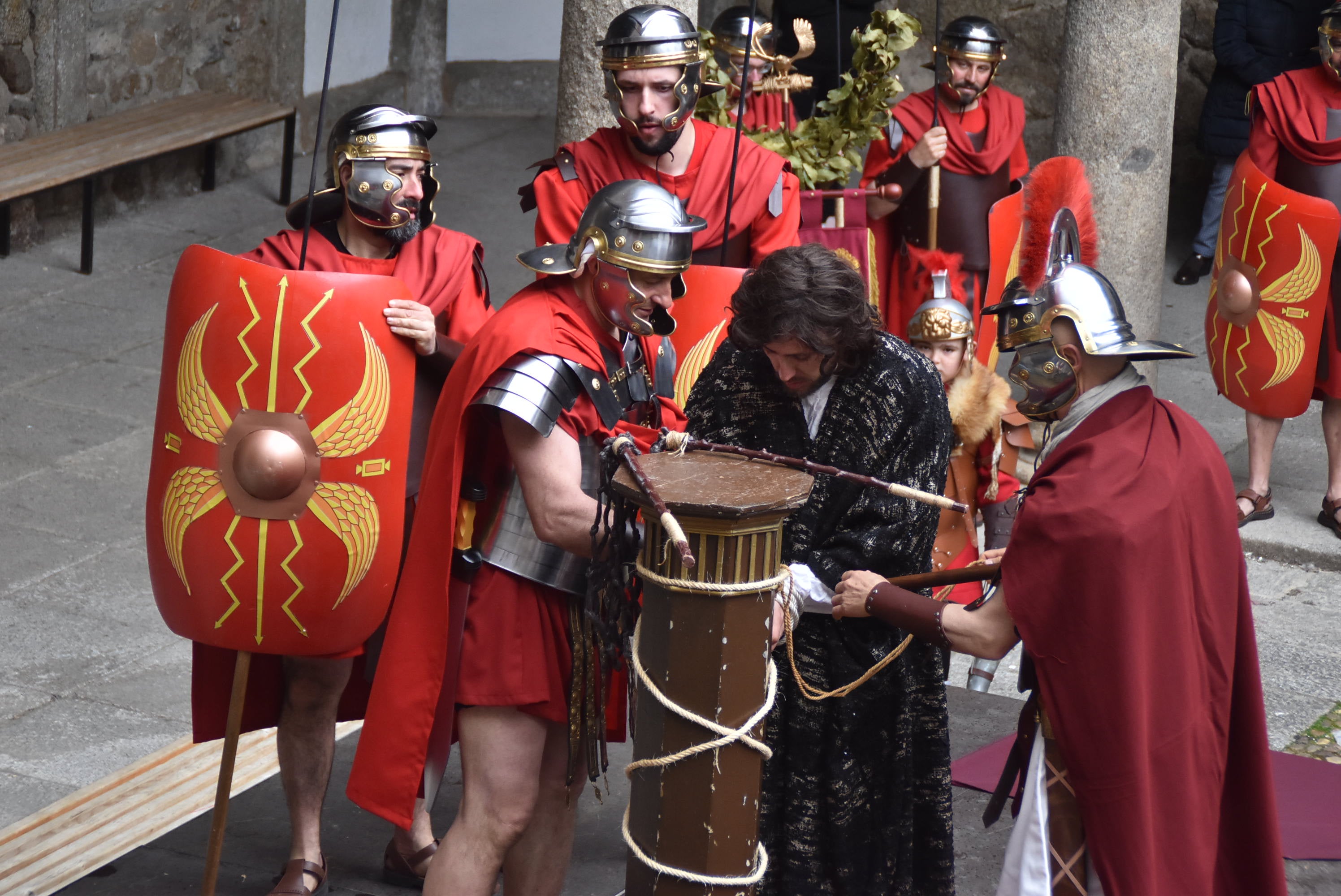 Béjar reta a la lluvia y escenifica la sentencia de Jesús en la Plaza Mayor