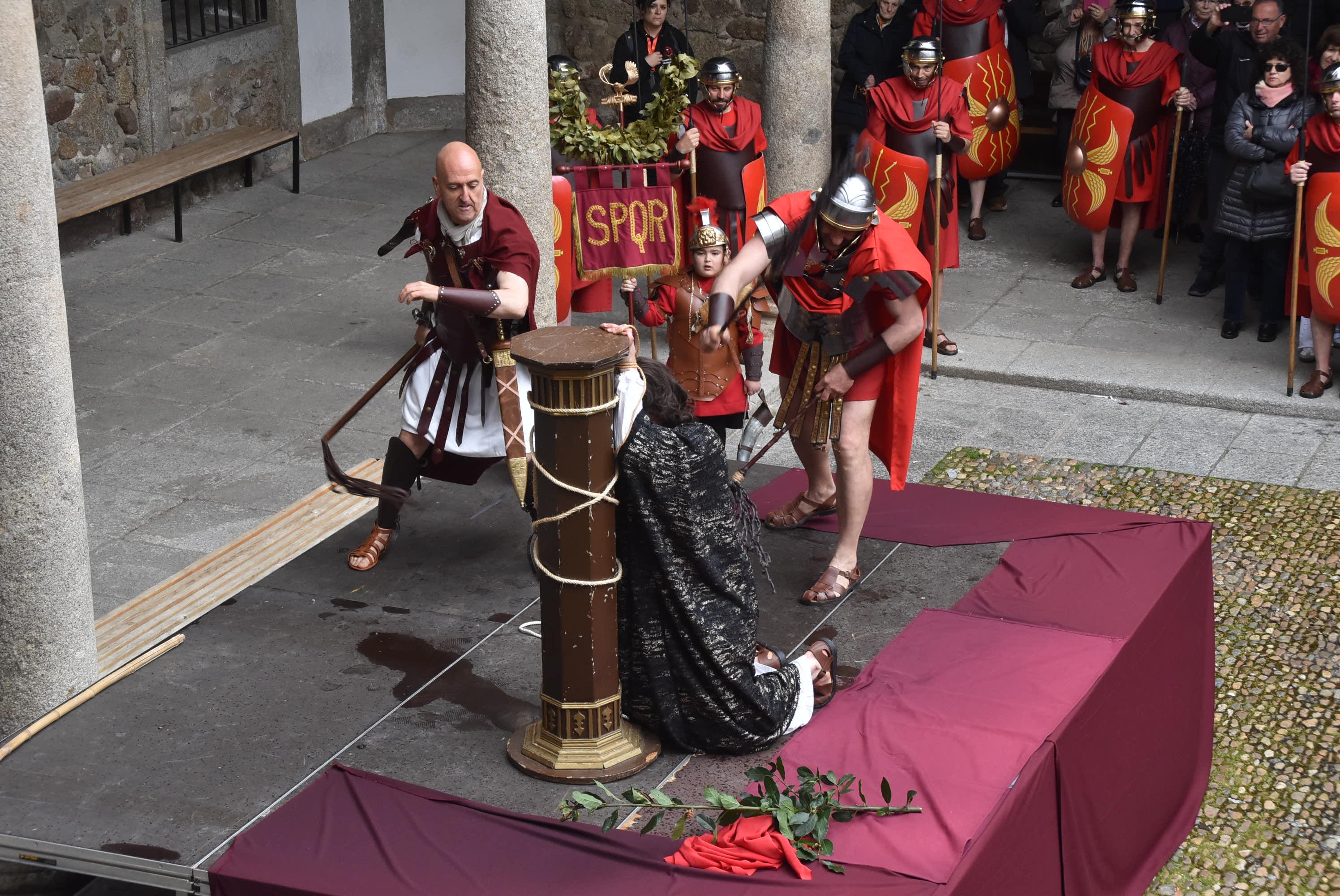 Béjar reta a la lluvia y escenifica la sentencia de Jesús en la Plaza Mayor