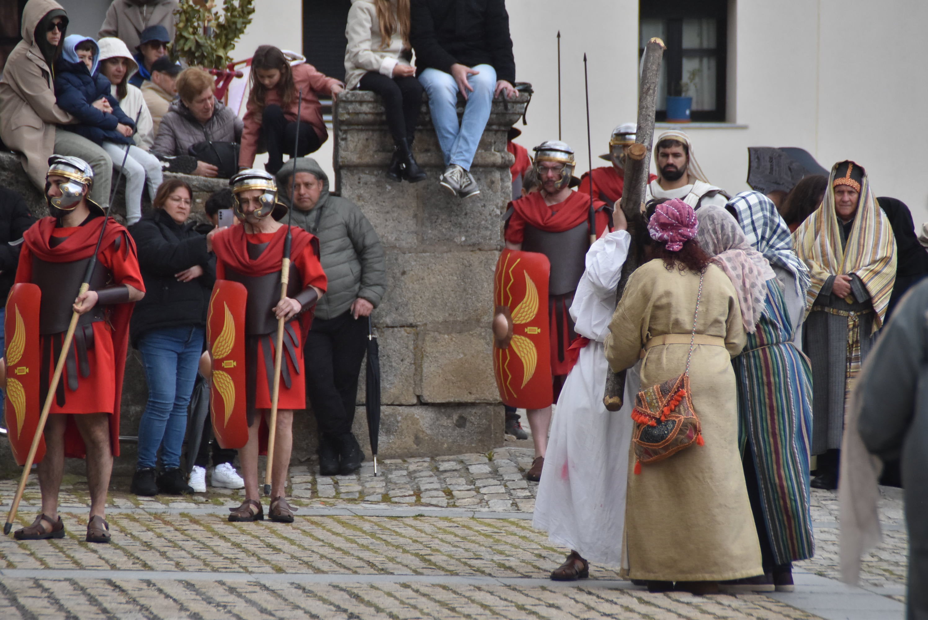 Béjar reta a la lluvia y escenifica la sentencia de Jesús en la Plaza Mayor