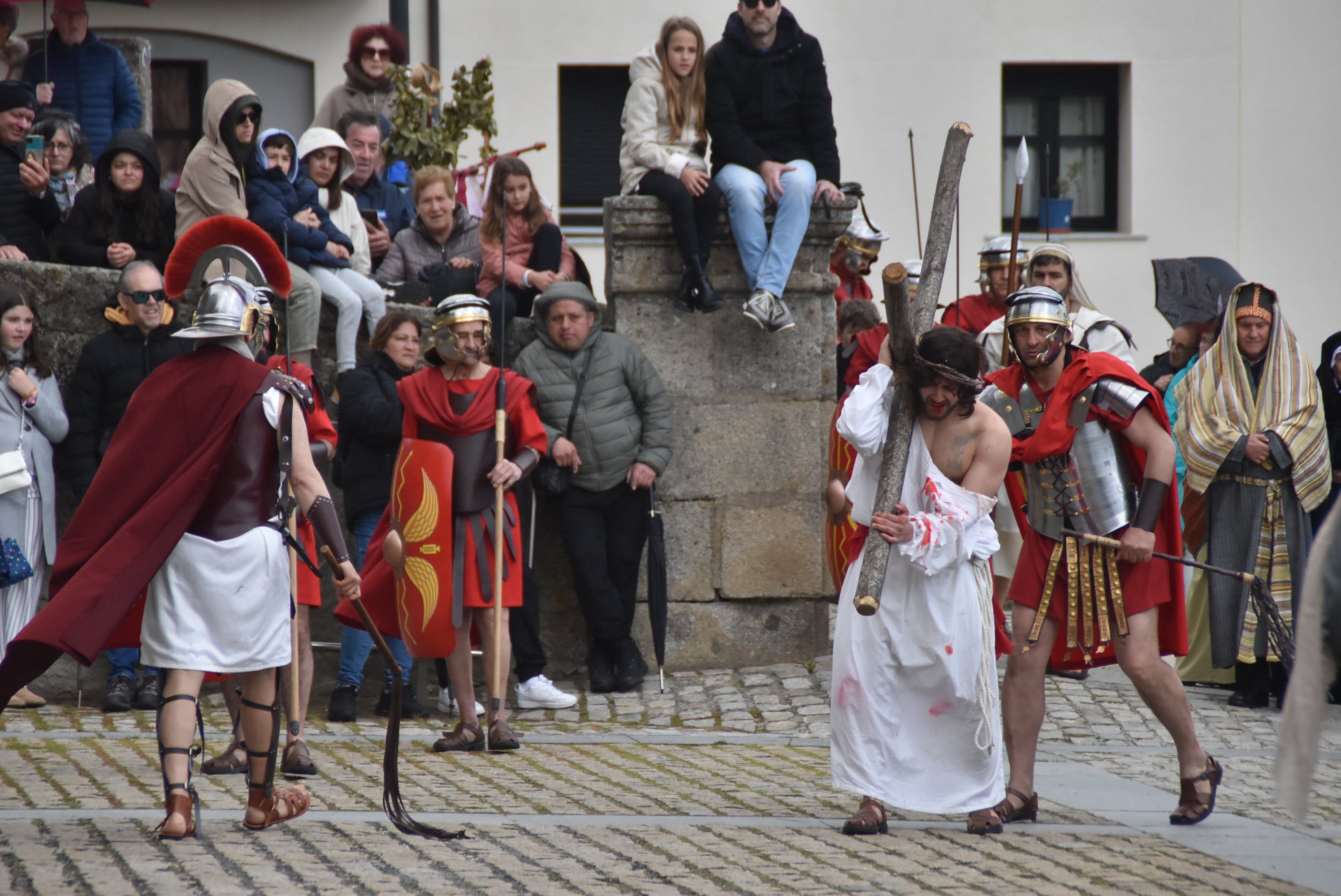 Béjar reta a la lluvia y escenifica la sentencia de Jesús en la Plaza Mayor