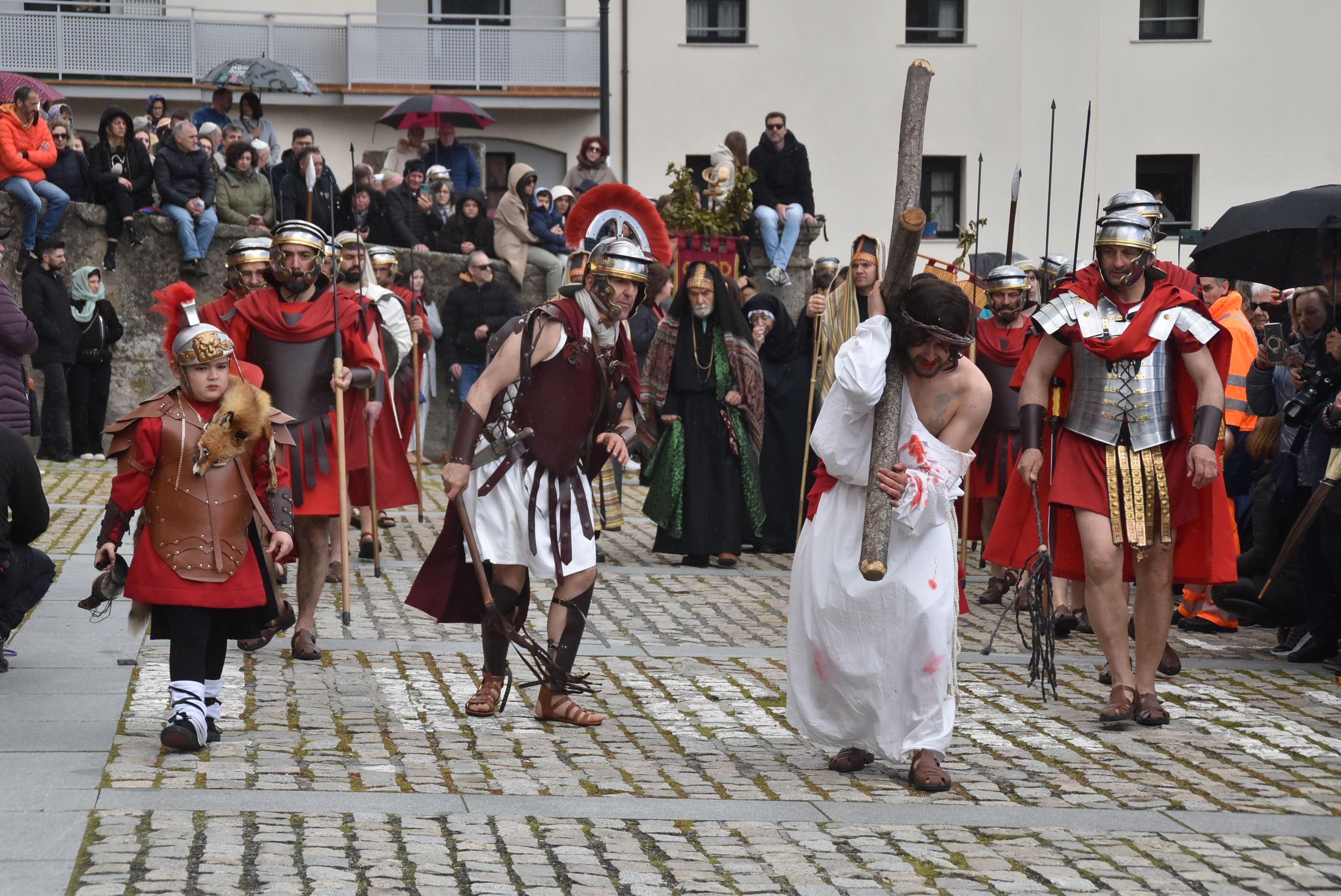 Béjar reta a la lluvia y escenifica la sentencia de Jesús en la Plaza Mayor