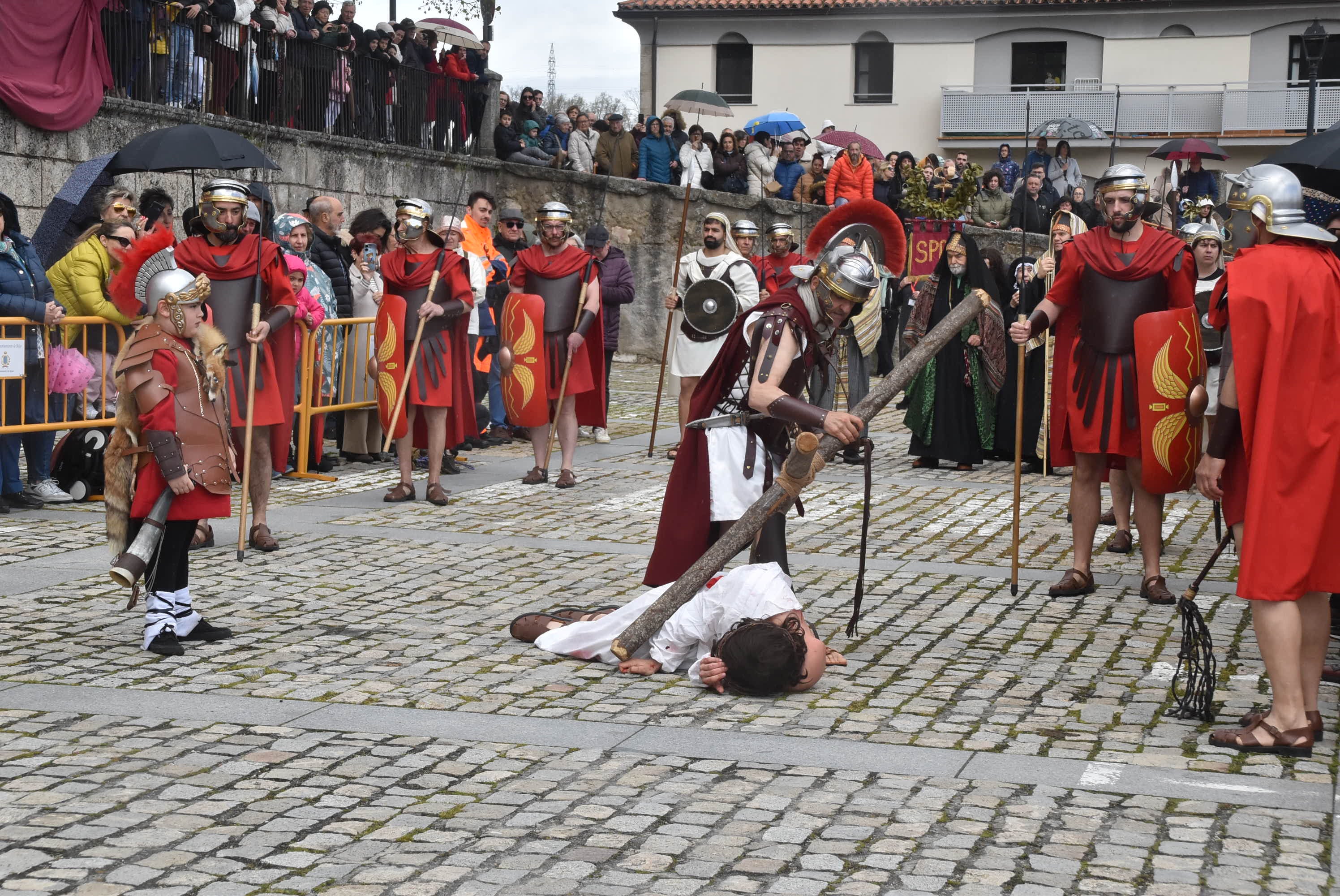 Béjar reta a la lluvia y escenifica la sentencia de Jesús en la Plaza Mayor
