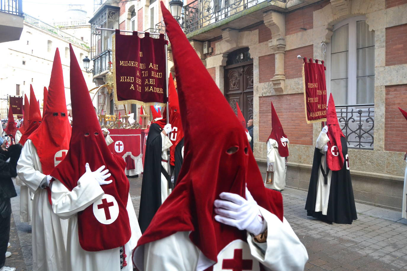El Santo Entierro recorre Ciudad Rodrigo entre devoción y emoción