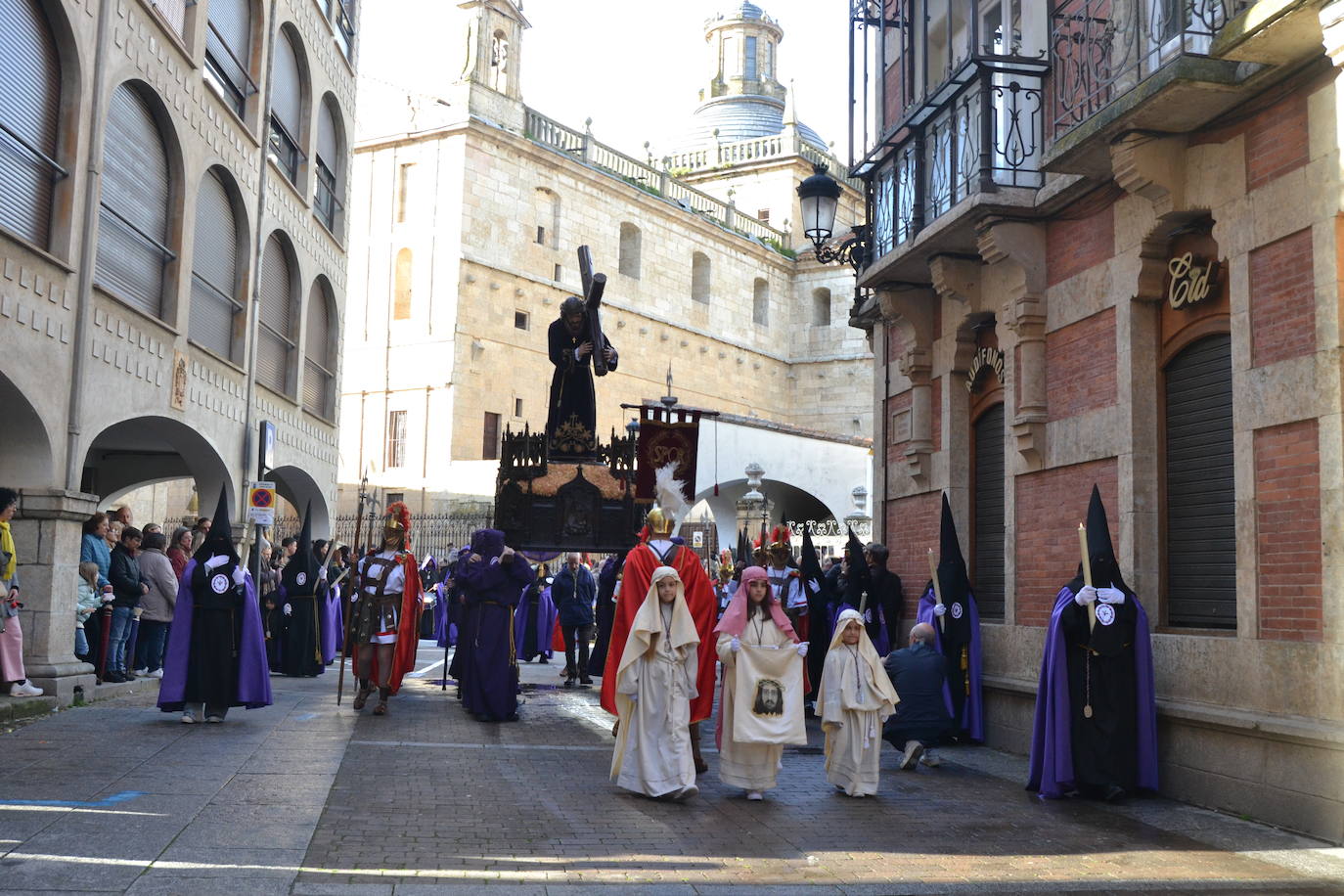 El Santo Entierro recorre Ciudad Rodrigo entre devoción y emoción