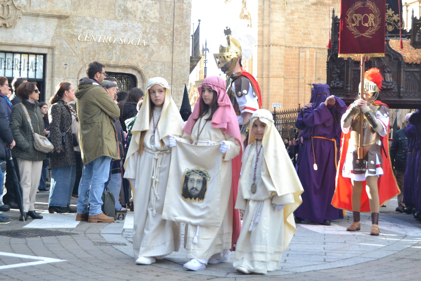 El Santo Entierro recorre Ciudad Rodrigo entre devoción y emoción