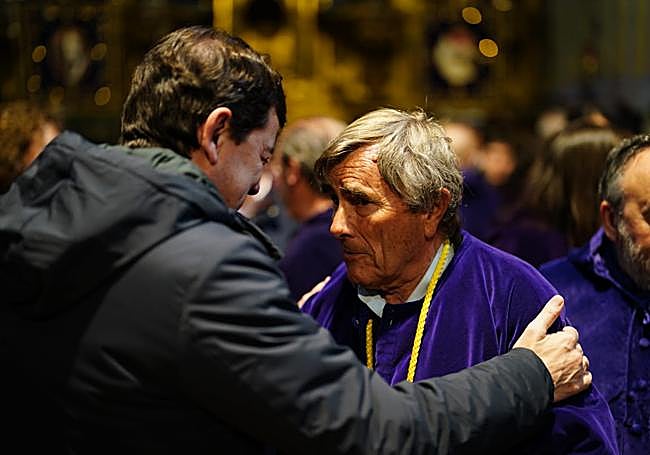 El presidente de la Junta de Castilla y León, Alfonso Fernández Mañueco, consolando a un cofrade de la Congregación de Nuestro Padre Jesús Nazareno.