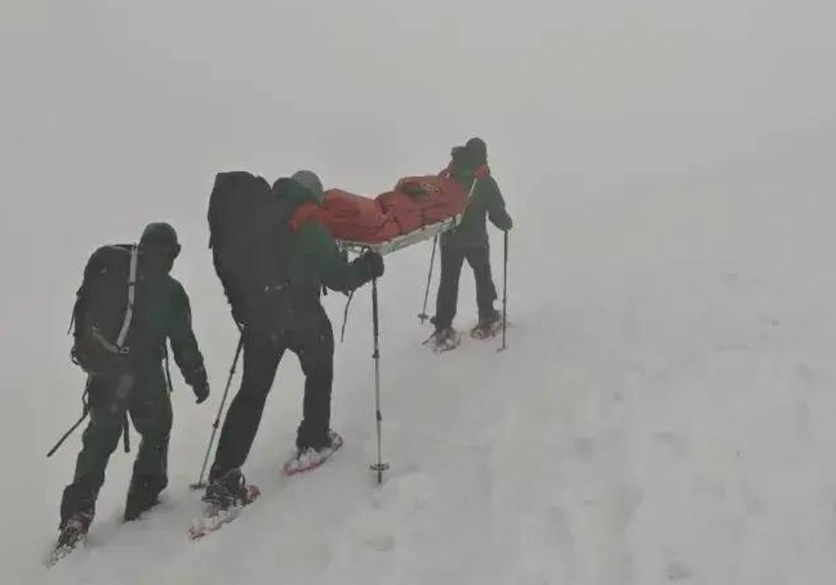 Rescatados tres montañeros, uno de ellos con ceguera, en Gredos