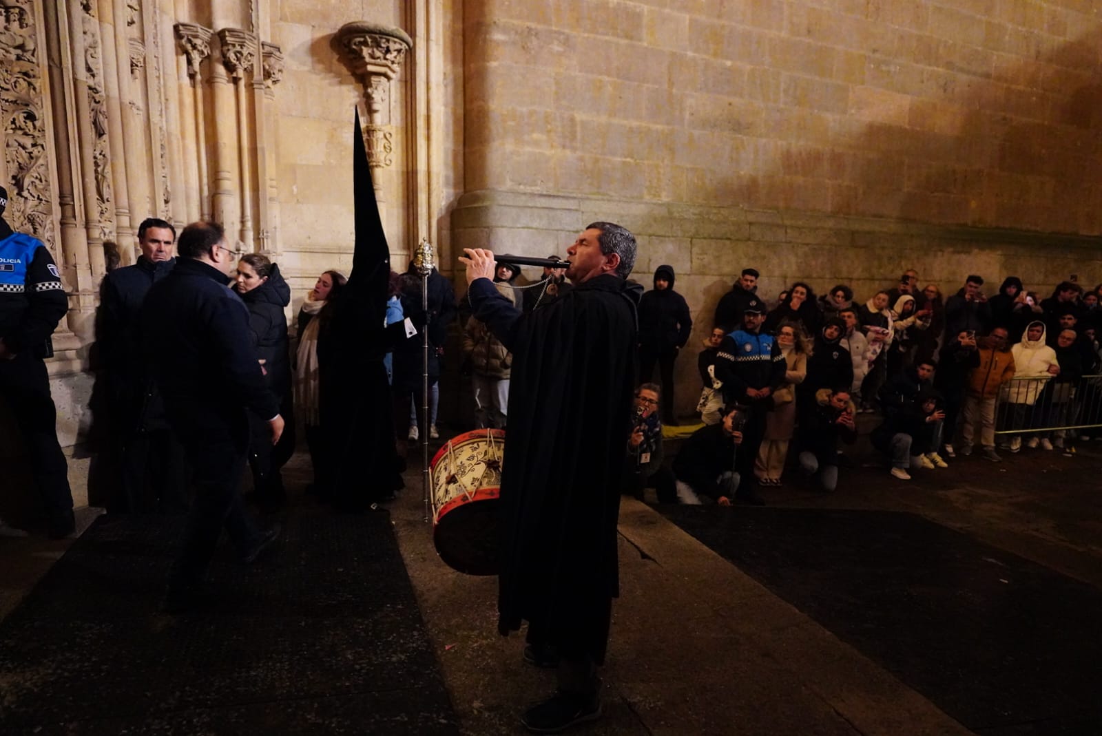 El &#039;cortejo&#039; de Nuestra Señora de la Soledad en la Catedral Nueva, en imágenes