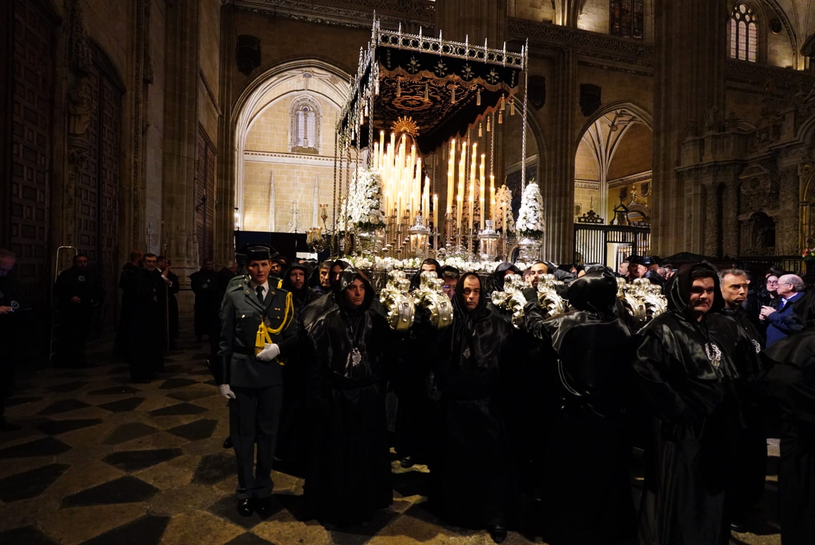 El &#039;cortejo&#039; de Nuestra Señora de la Soledad en la Catedral Nueva, en imágenes