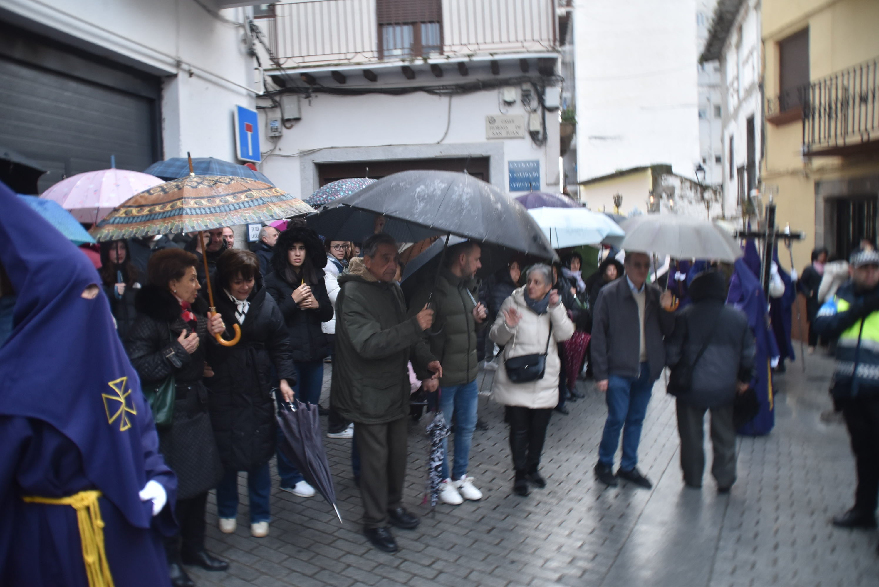 La lluvia obliga a acortar la procesión del Santo Entierro