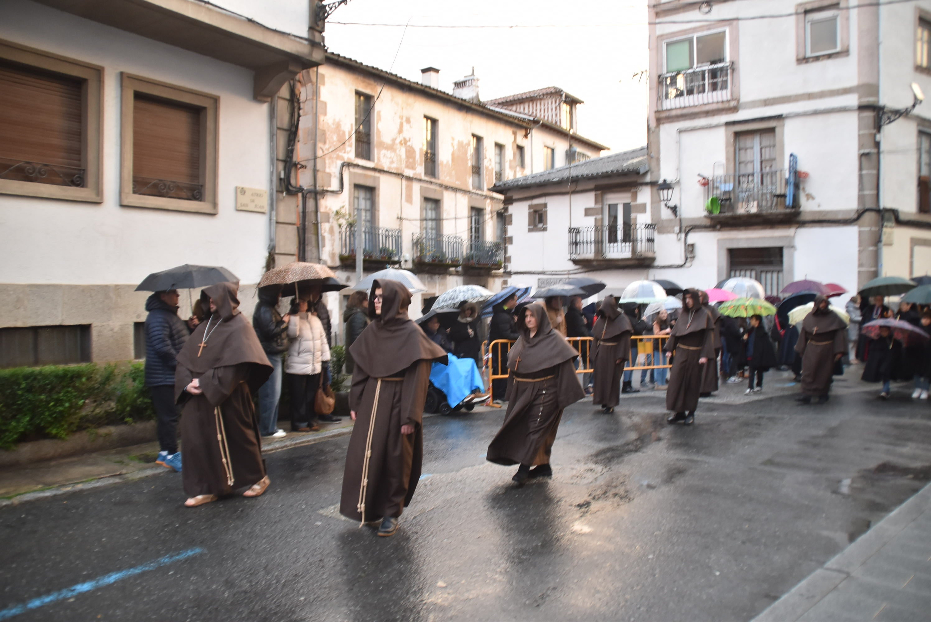 La lluvia obliga a acortar la procesión del Santo Entierro