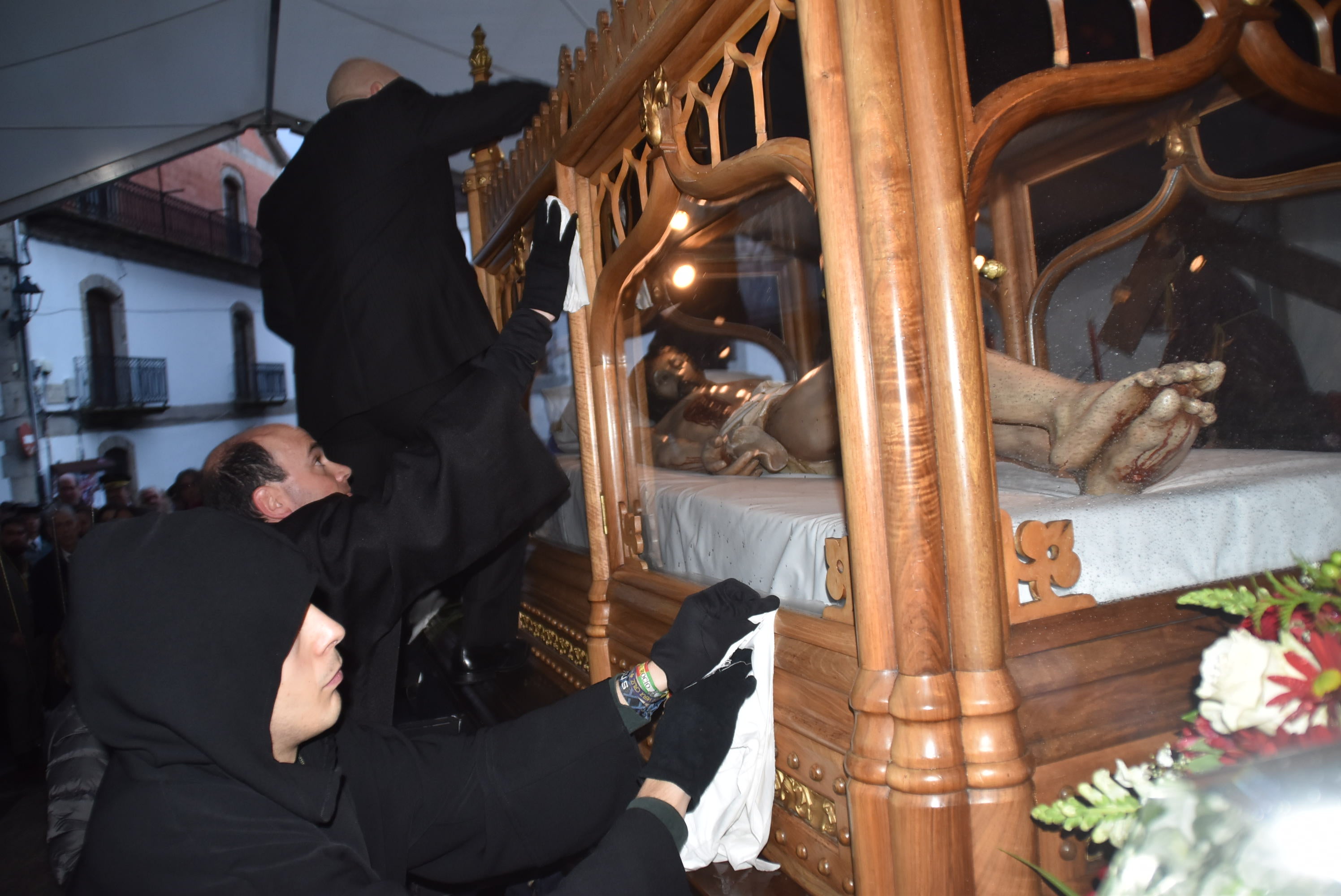 La lluvia obliga a acortar la procesión del Santo Entierro