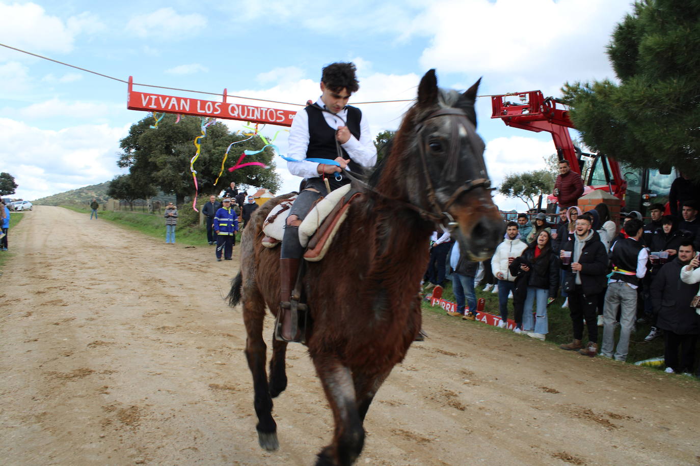 Los quintos de Cespedosa de Tormes celebran la carrera de cintas