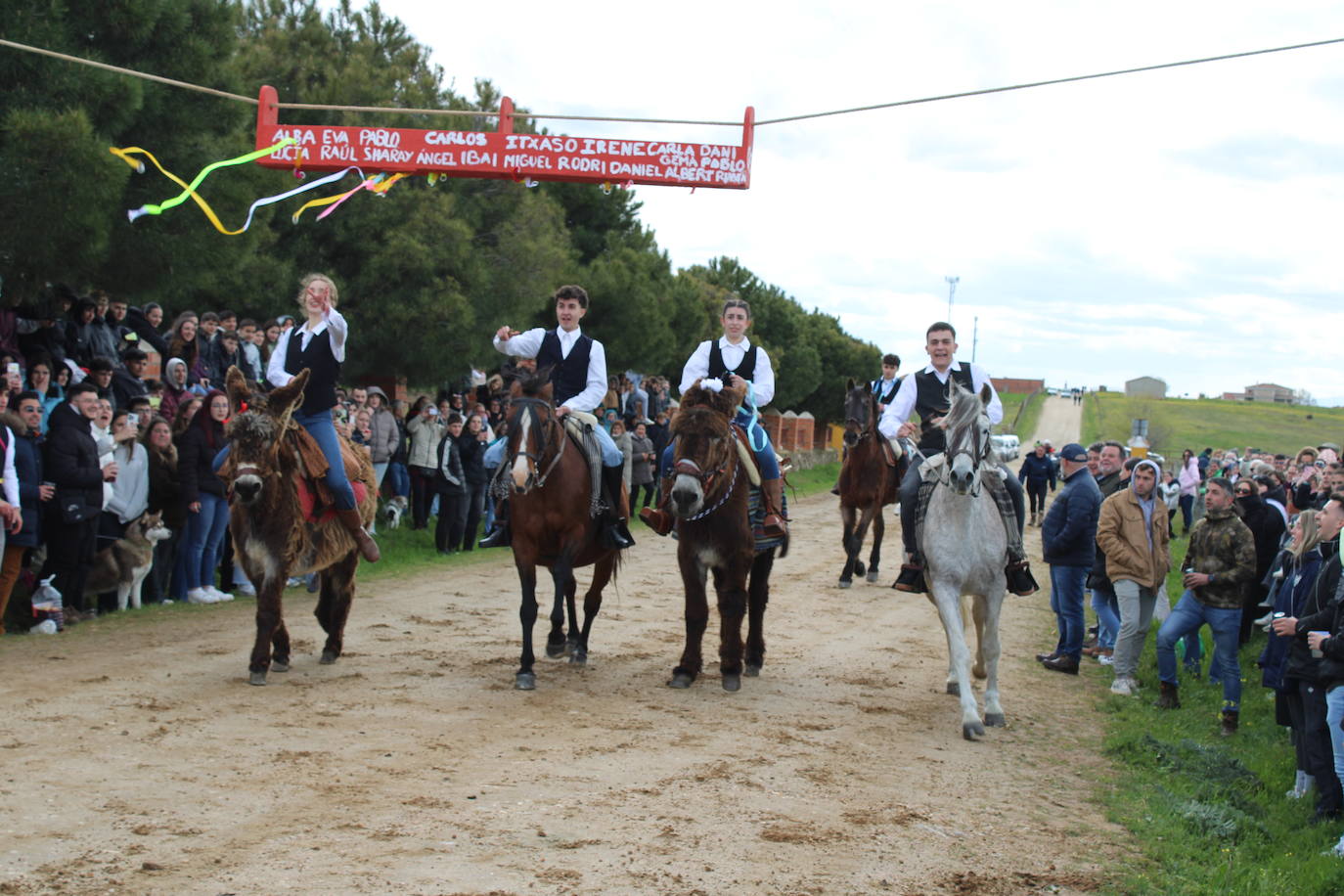 Los quintos de Cespedosa de Tormes celebran la carrera de cintas