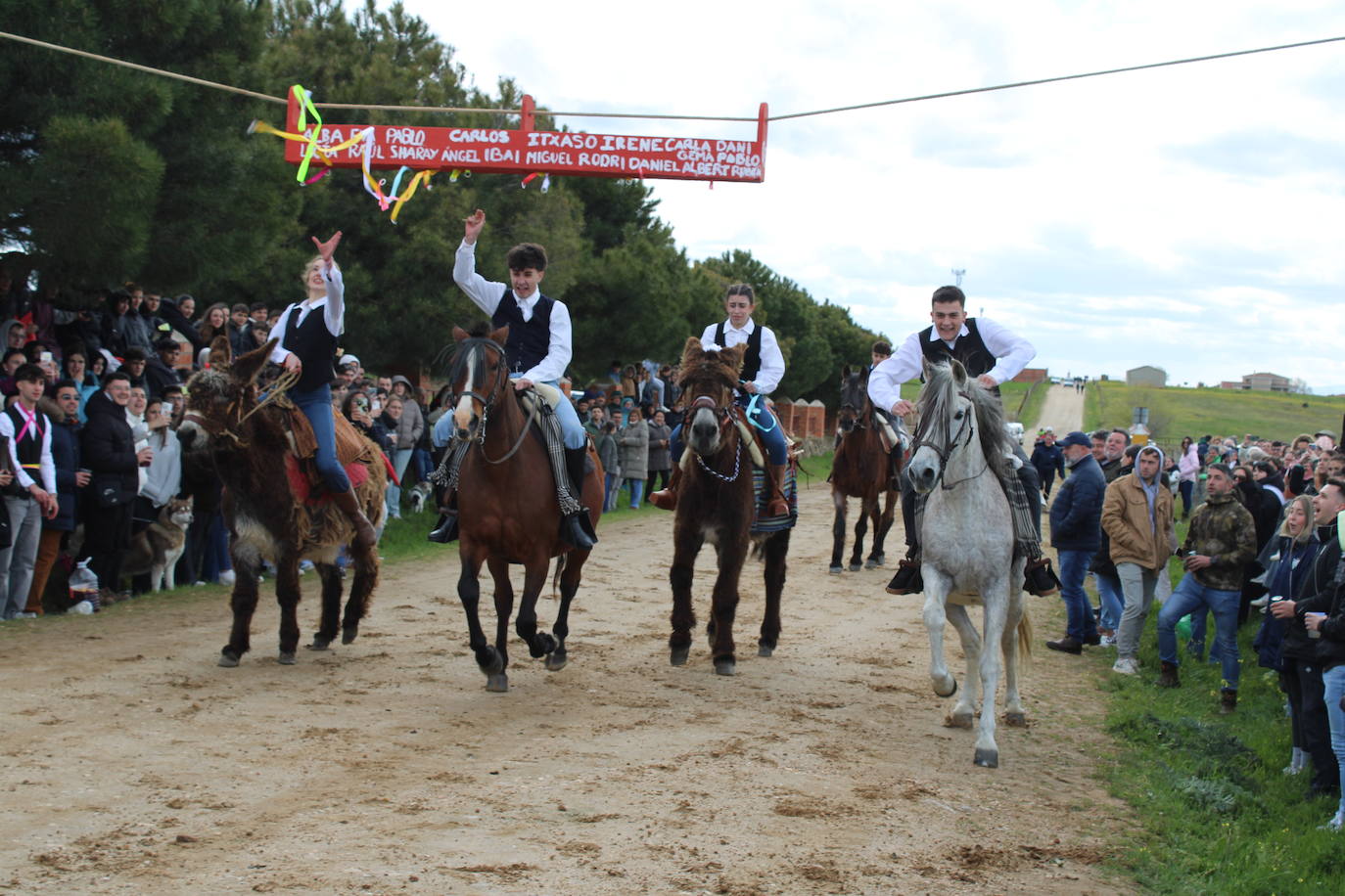 Los quintos de Cespedosa de Tormes celebran la carrera de cintas