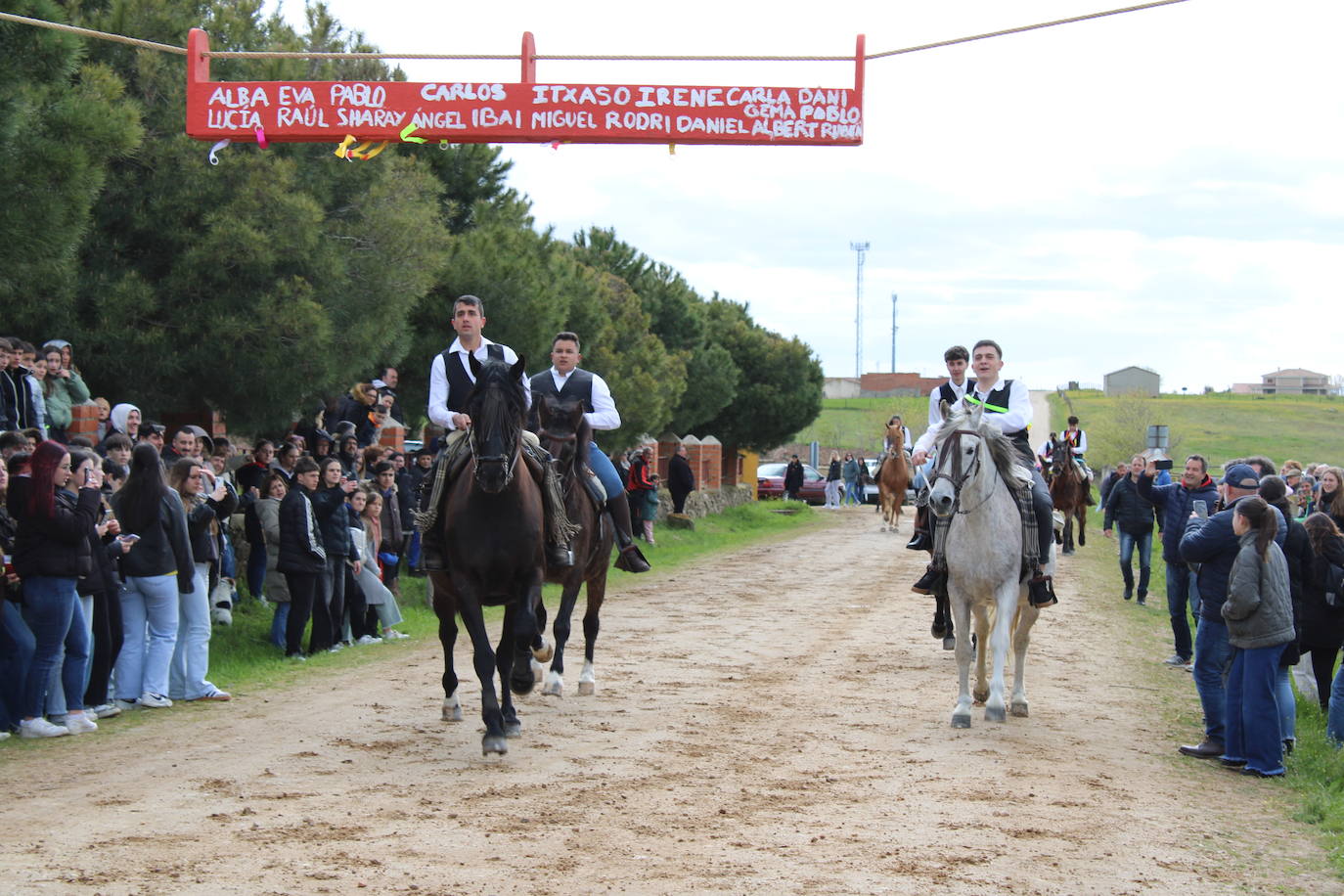 Los quintos de Cespedosa de Tormes celebran la carrera de cintas