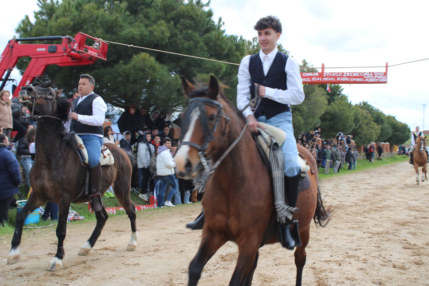 Los quintos de Cespedosa de Tormes celebran la carrera de cintas
