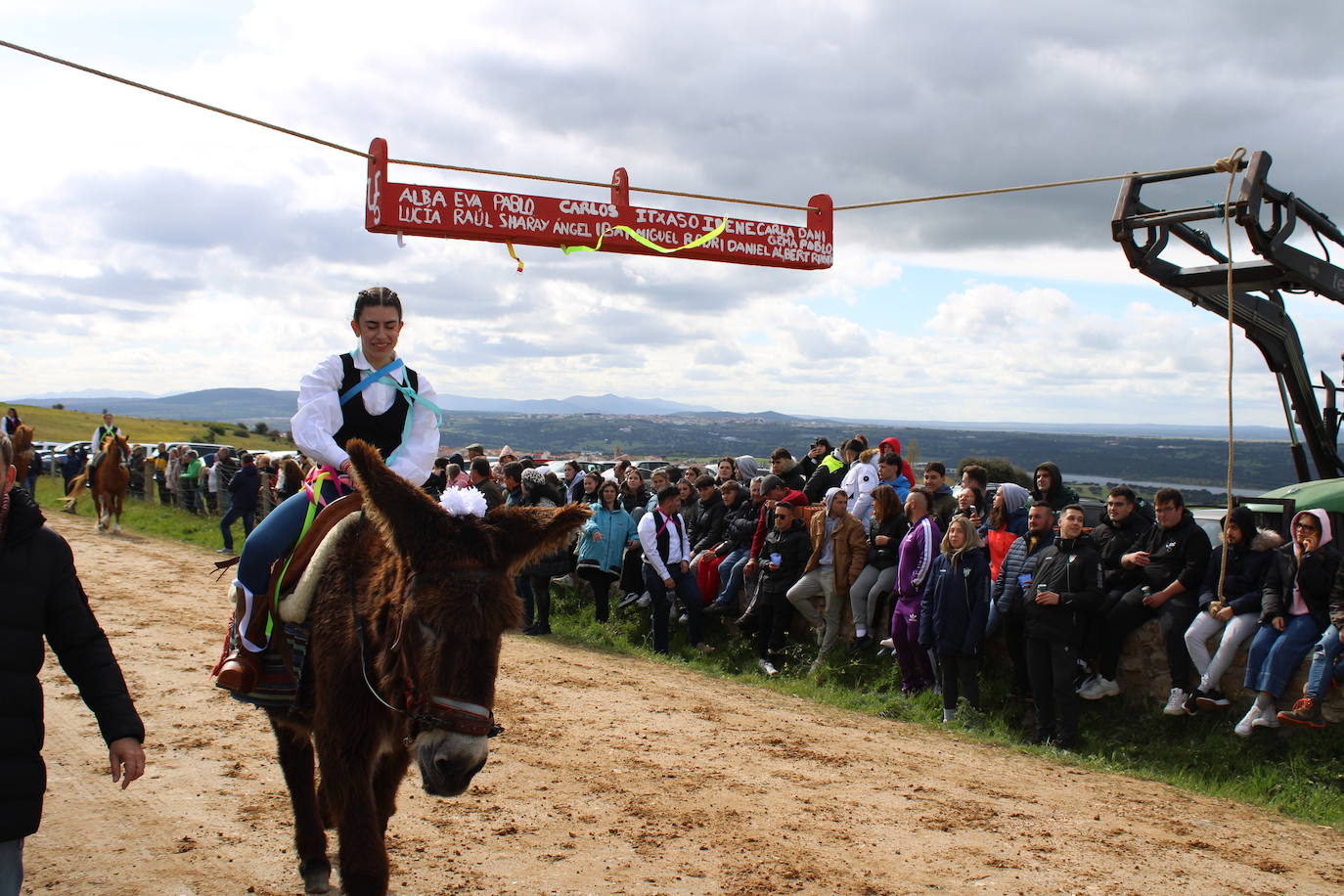 Los quintos de Cespedosa de Tormes celebran la carrera de cintas