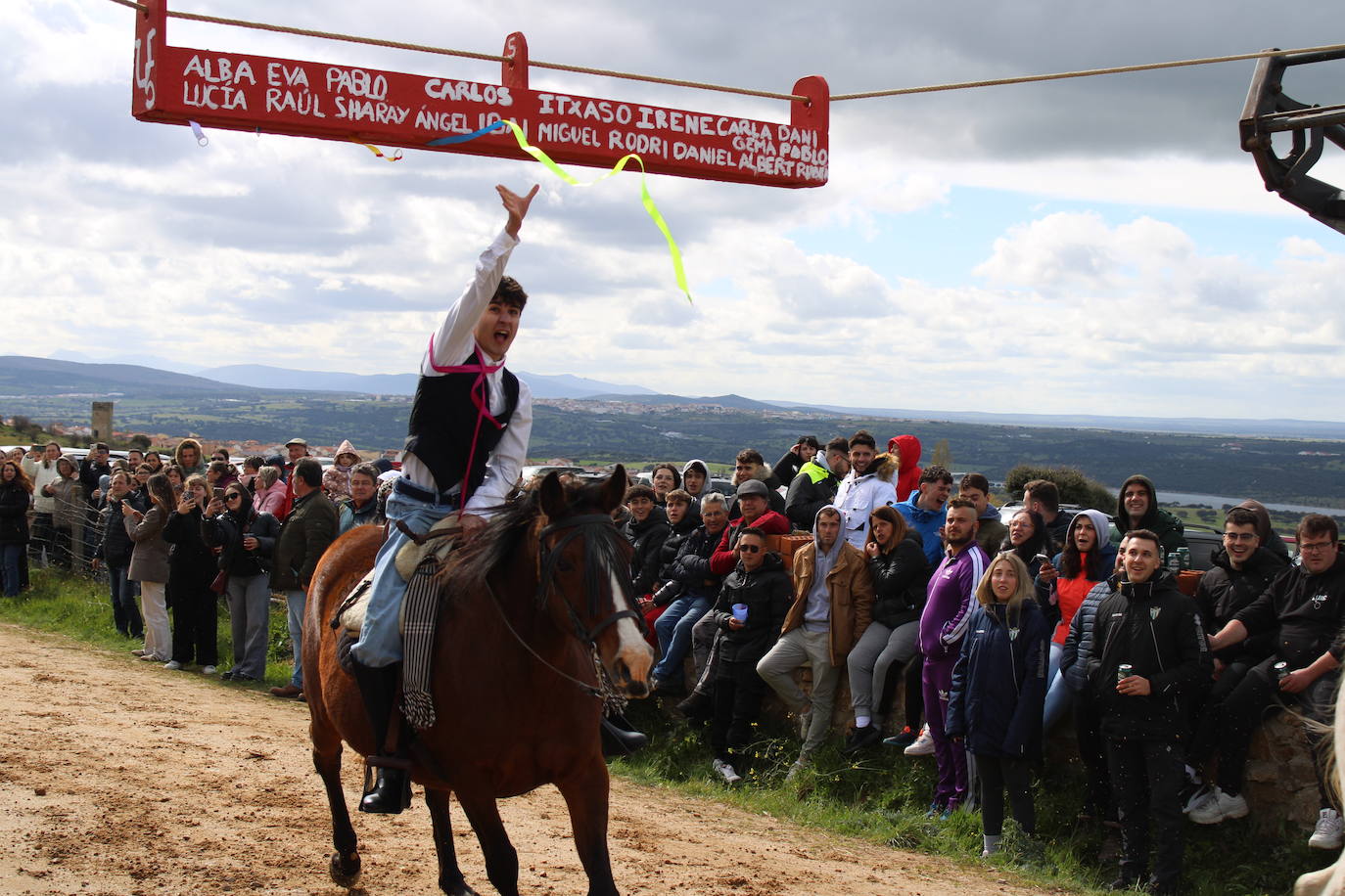 Los quintos de Cespedosa de Tormes celebran la carrera de cintas