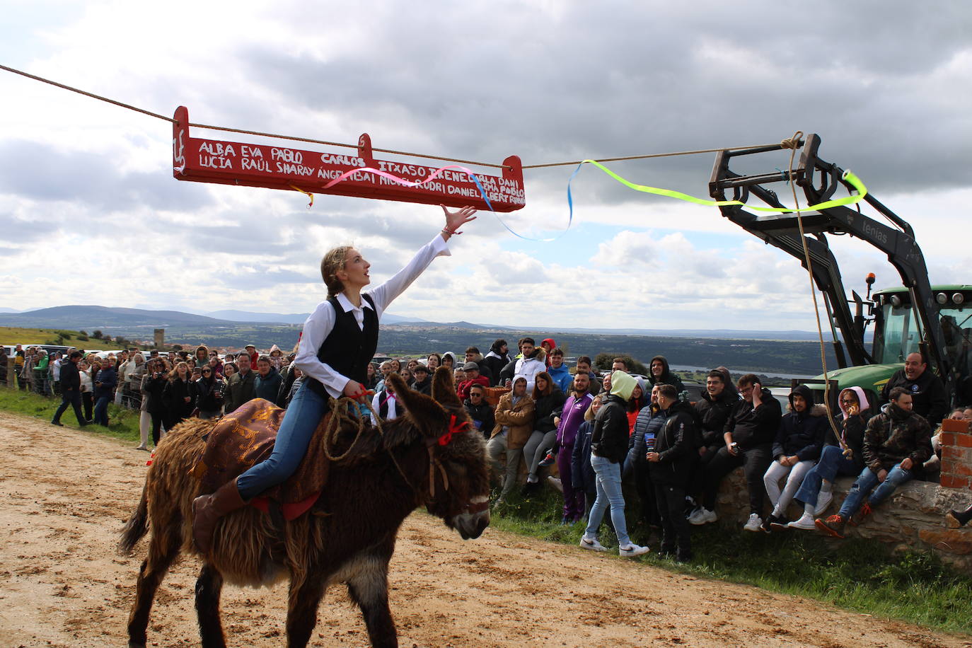 Los quintos de Cespedosa de Tormes celebran la carrera de cintas