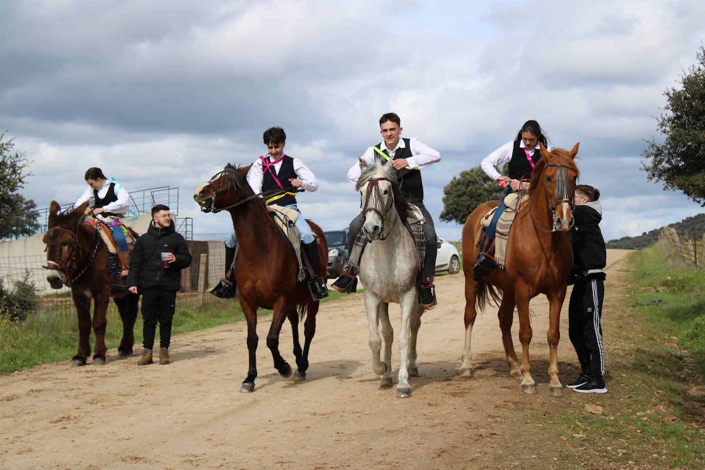 Los quintos de Cespedosa de Tormes celebran la carrera de cintas
