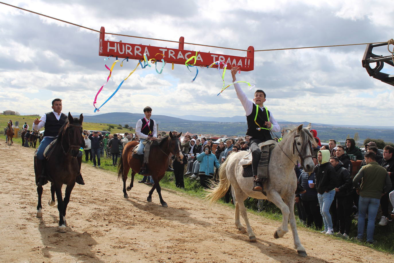 Los quintos de Cespedosa de Tormes celebran la carrera de cintas