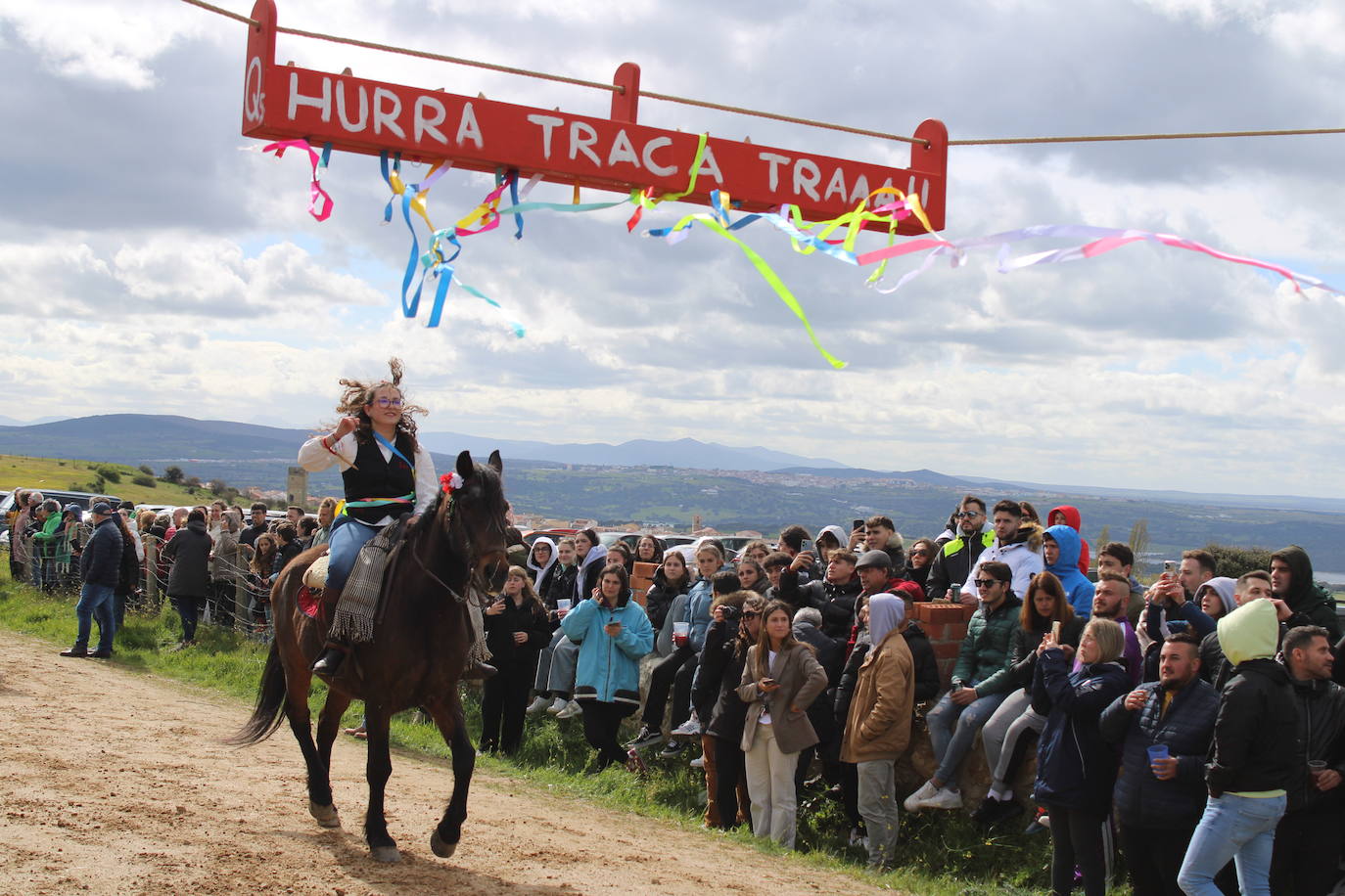 Los quintos de Cespedosa de Tormes celebran la carrera de cintas