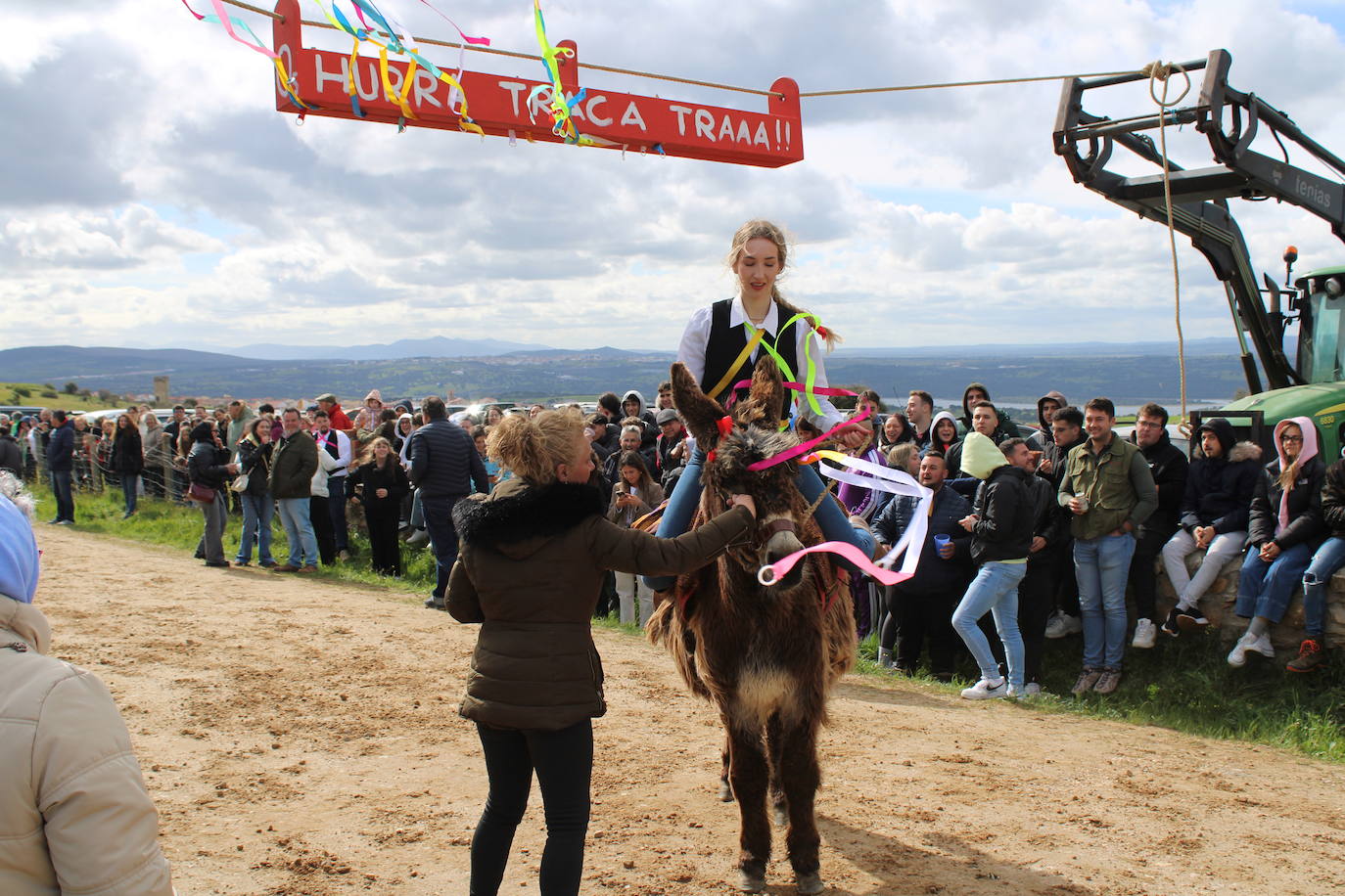 Los quintos de Cespedosa de Tormes celebran la carrera de cintas