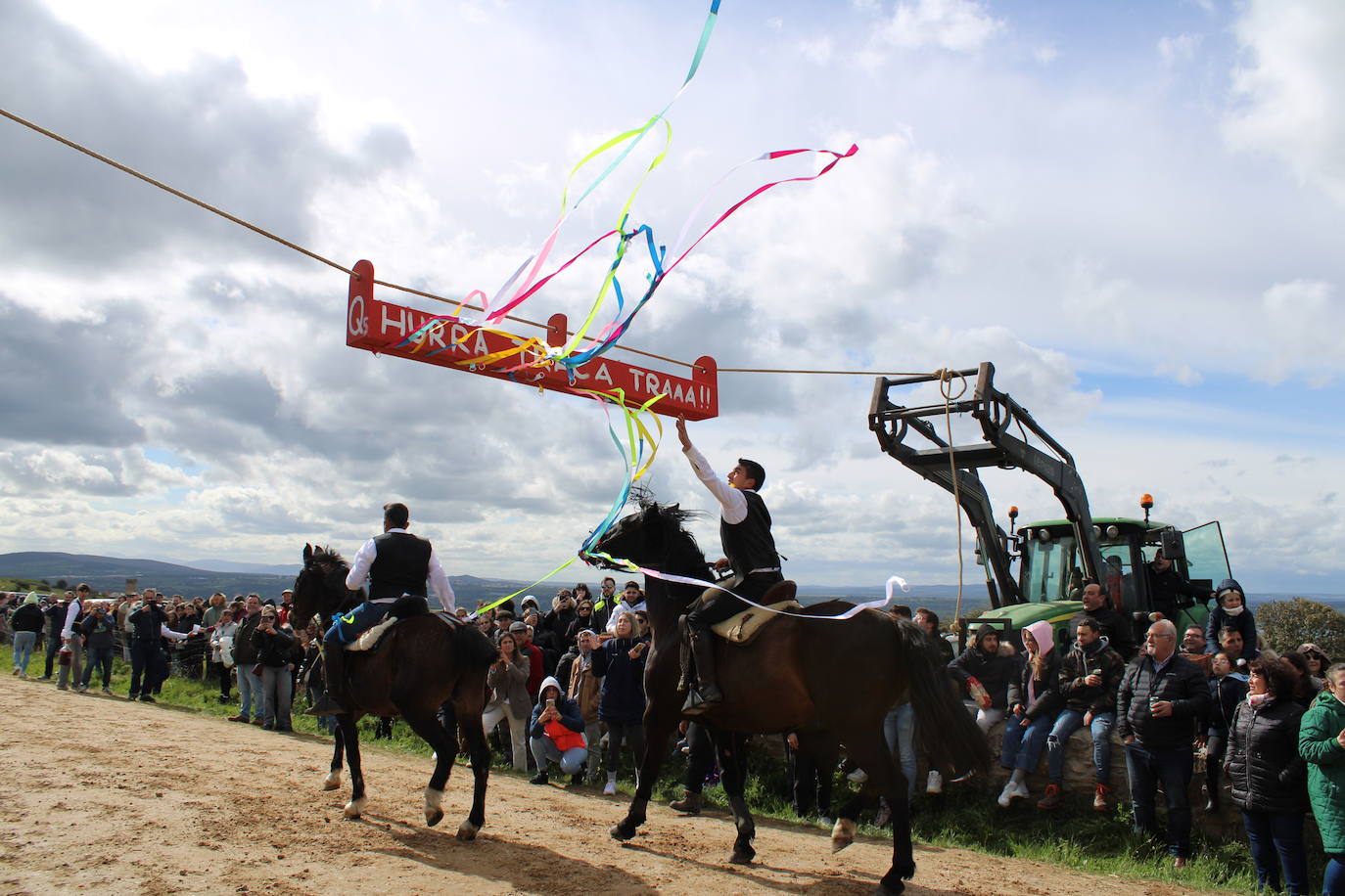 Los quintos de Cespedosa de Tormes celebran la carrera de cintas