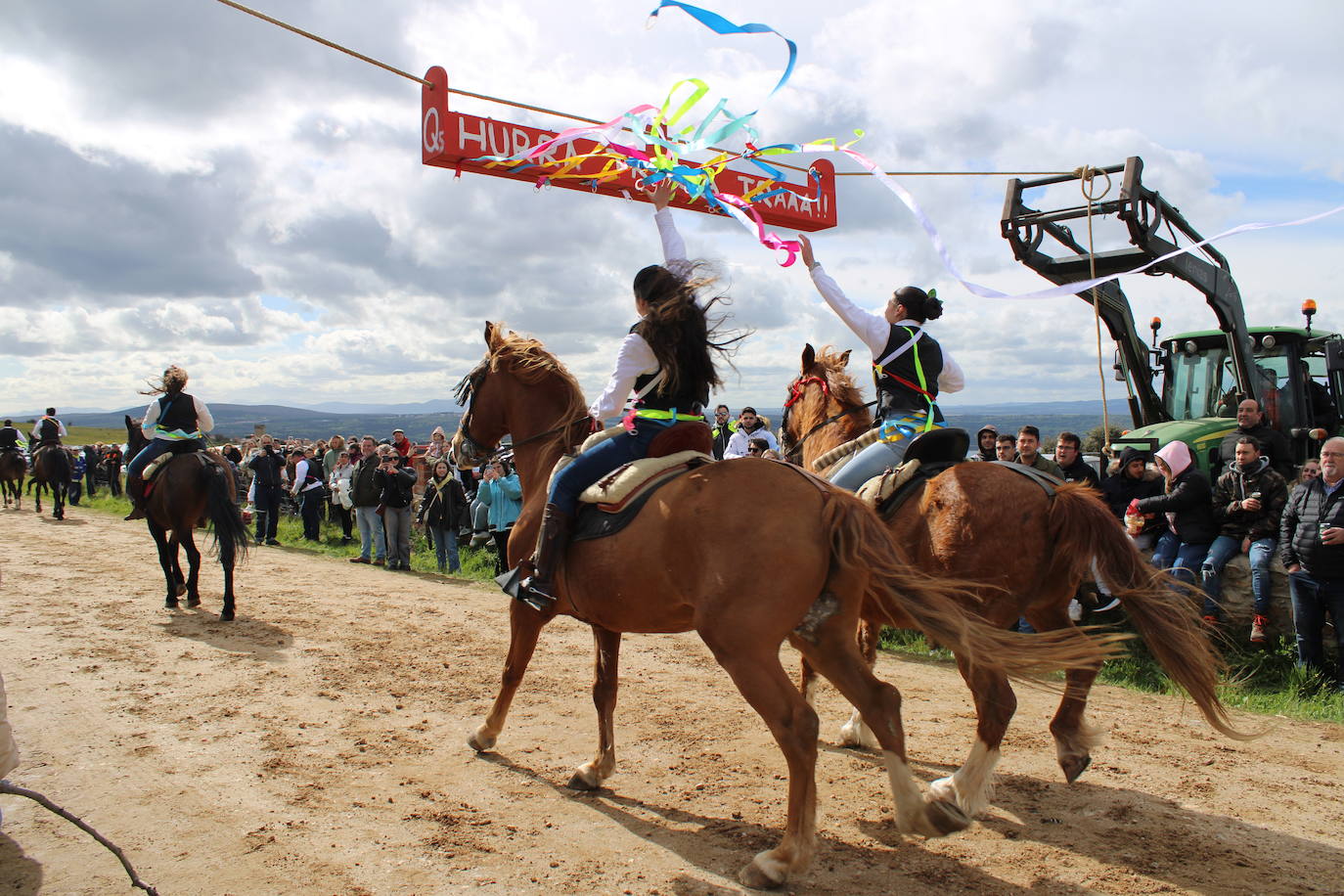 Los quintos de Cespedosa de Tormes celebran la carrera de cintas