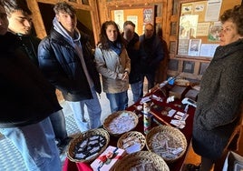 Varios jóvenes se acercan al stand donde se venden los souvenirs de la Santa.