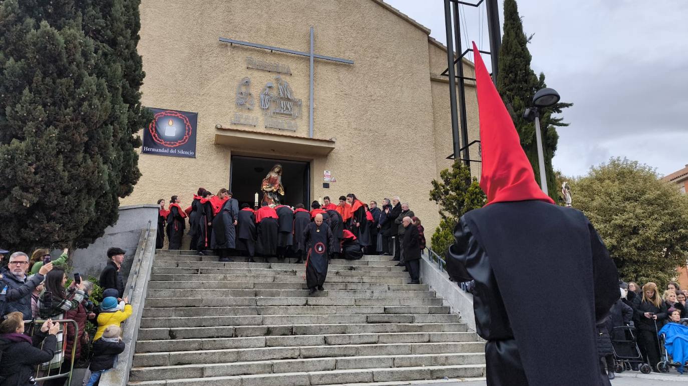 Nuestra Señora del Silencio, saliendo de la parroquia del barrio de Pizarrales.