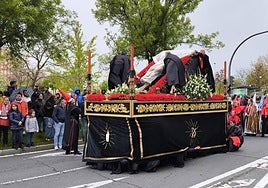 La intensa lluvia obliga a tapar al Cristo de la Vela