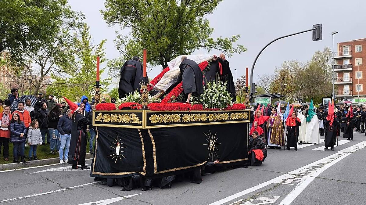 La intensa lluvia obliga a tapar al Cristo de la Vela