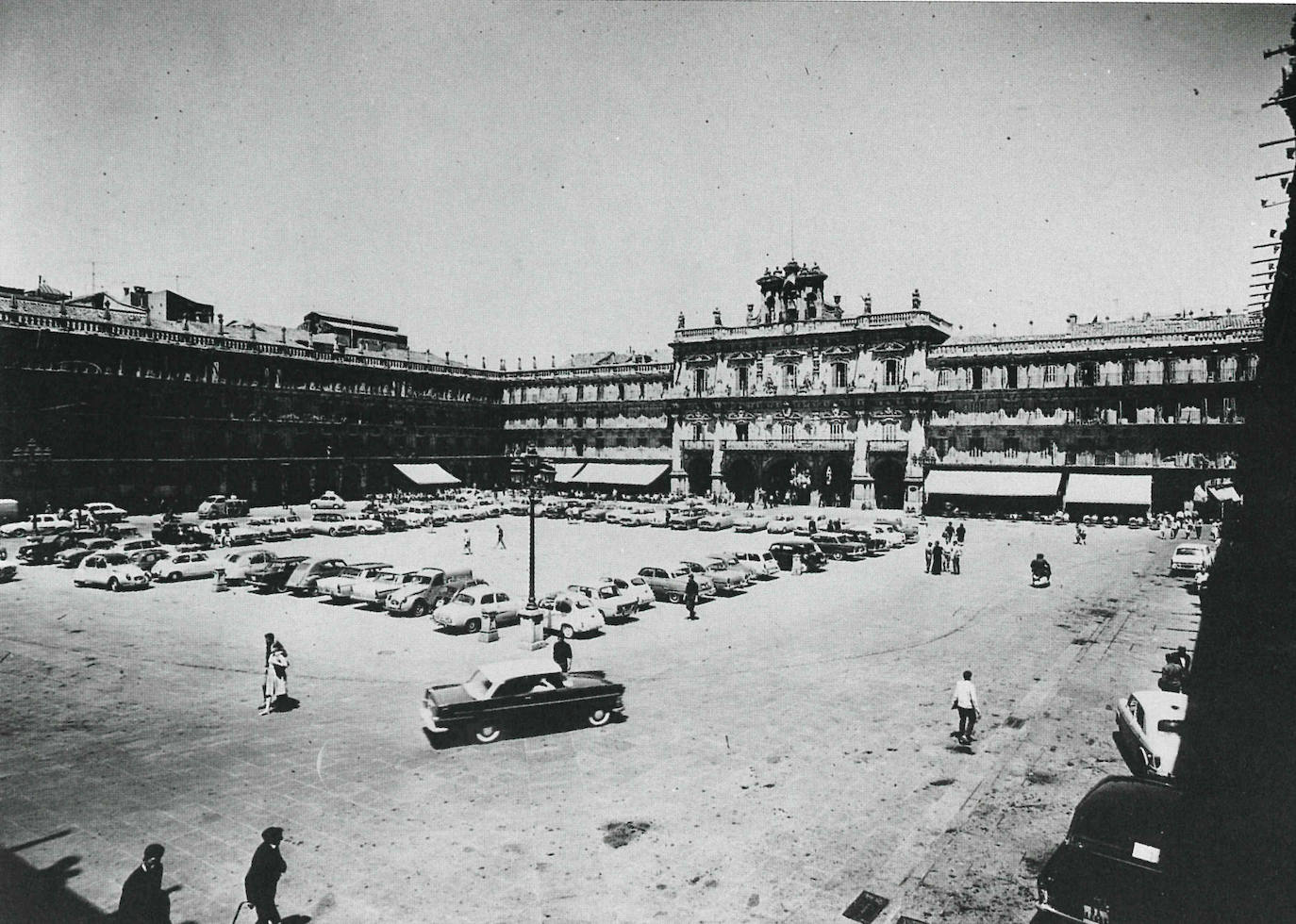 La imagen perteneciente al Archivo General de la Administración muestra una de las últimas estampas de la Plaza tomada por los vehículos antes de que se suprimiese el aparcamiento en el lugar.