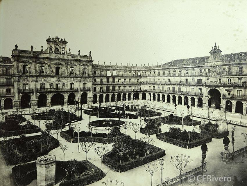 Ya no vive nadie para recordar esta estampa, pero así lucía la Plaza Mayor con sus zonas ajardinadas a finales del siglo XIX. En el centro, el estanque.