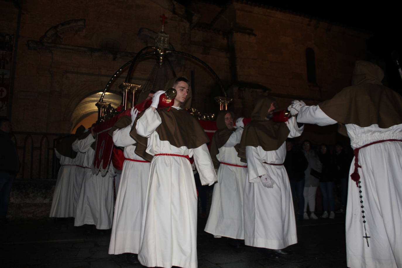 Ciudad Rodrigo saca a procesionar por primera vez su Sábana Santa