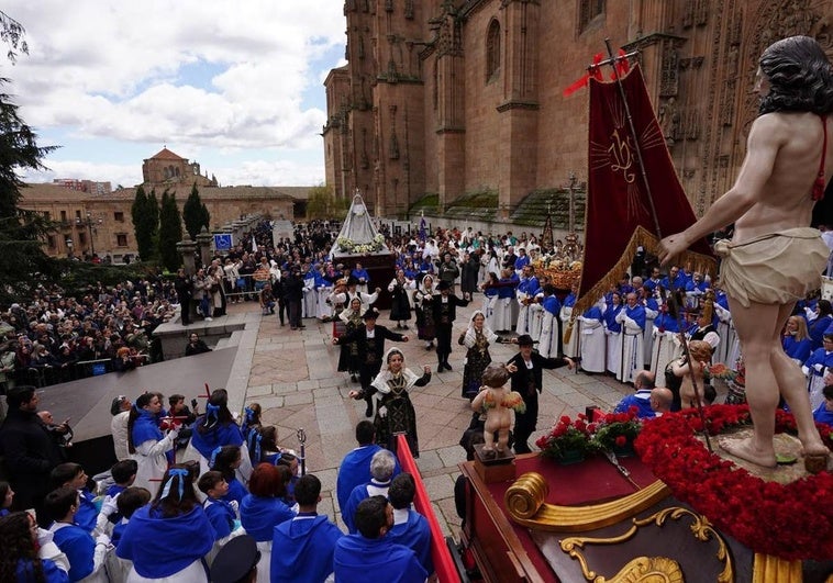 Momento en el que Virgen de la Alegría y Jesús Resucitado se encuentran en el acto celebrado en el atrio de la Catedral.