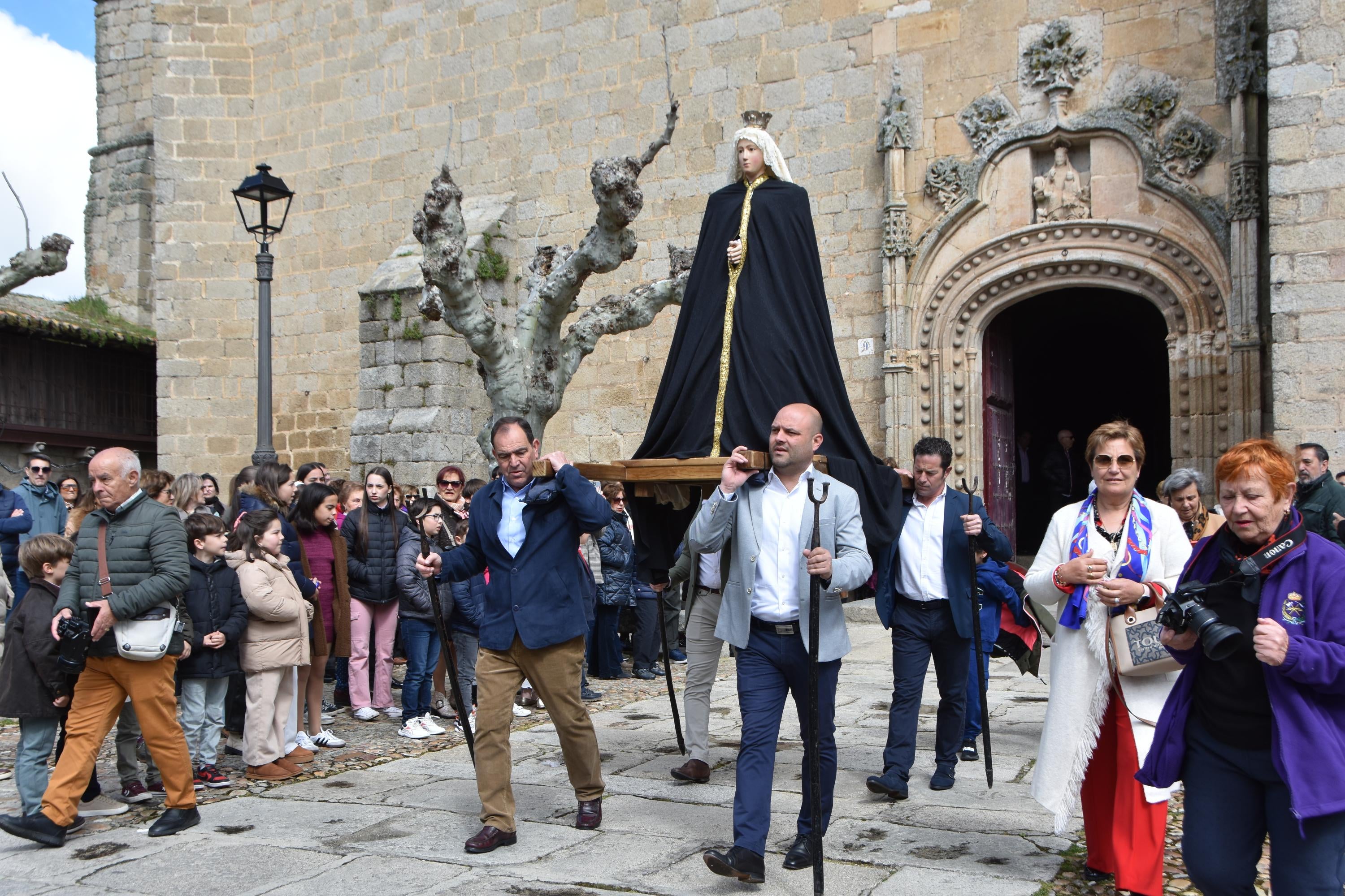 Ledesma vive su Resurrección entre piedra e historia