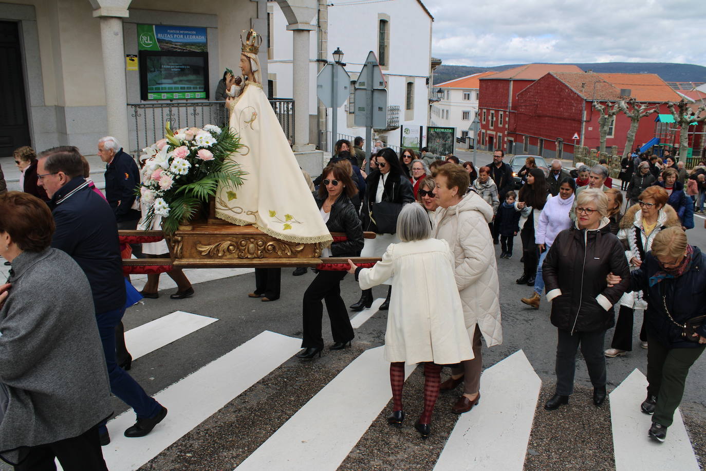 La Virgen de la Yedra celebra el encuentro con su hijo en Ledrada