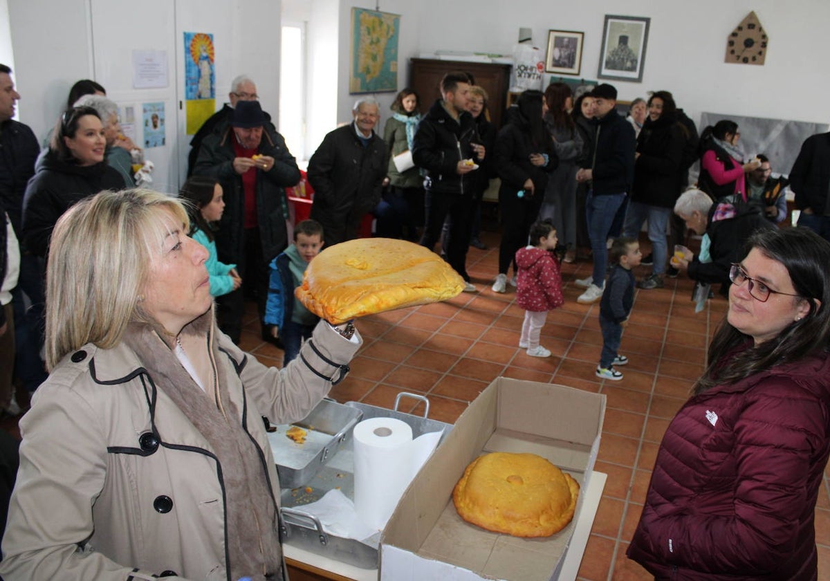 Nava de Béjar celebra la Pascua con la degustación del hornazo