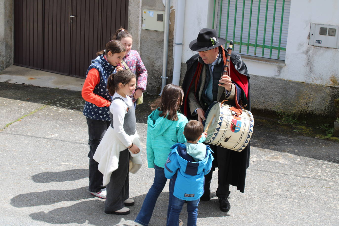 Nava de Béjar celebra la Pascua con la degustación del hornazo