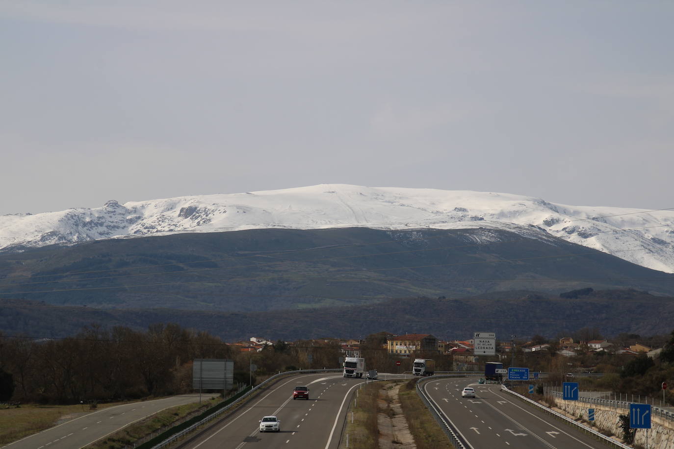 Vistas de la sierra llena de nieve.