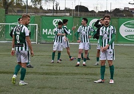 Los jugadores del Guijuelo se lamentan por el descenso.