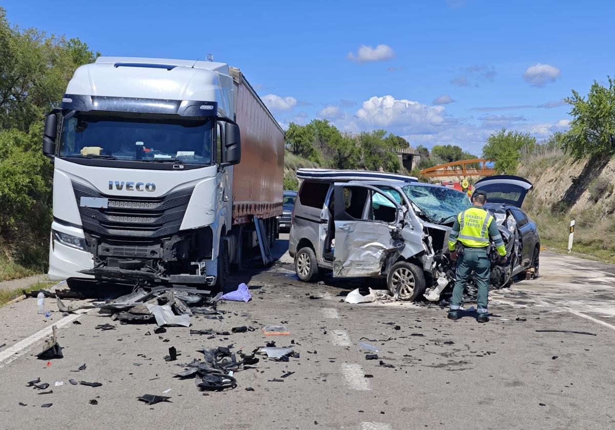 Un fallecido y tres heridos graves tras un brutal accidente en Barbastro
