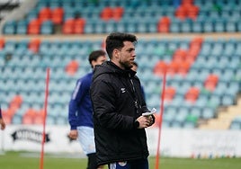 Jorge García con sus notas en la mano durante una sesión de trabajo del Salamanca UDS.