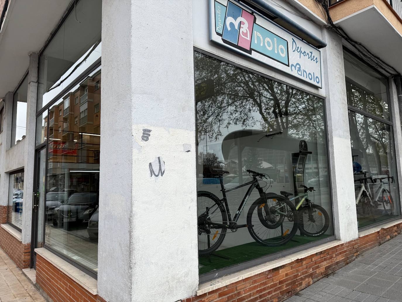 Imagen principal - Adiós a más de dos décadas pedaleando en Garrido: «No había tiendas así y era otra época, pero llevamos años difíciles...»
