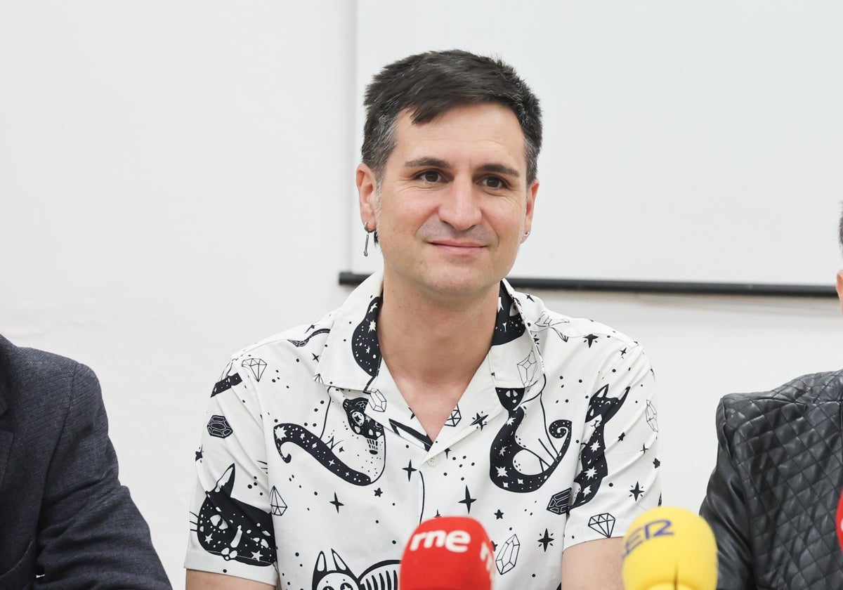 El artista durante la presentación de la nueva edición de la Galería Urbana del Barrio del Oeste.