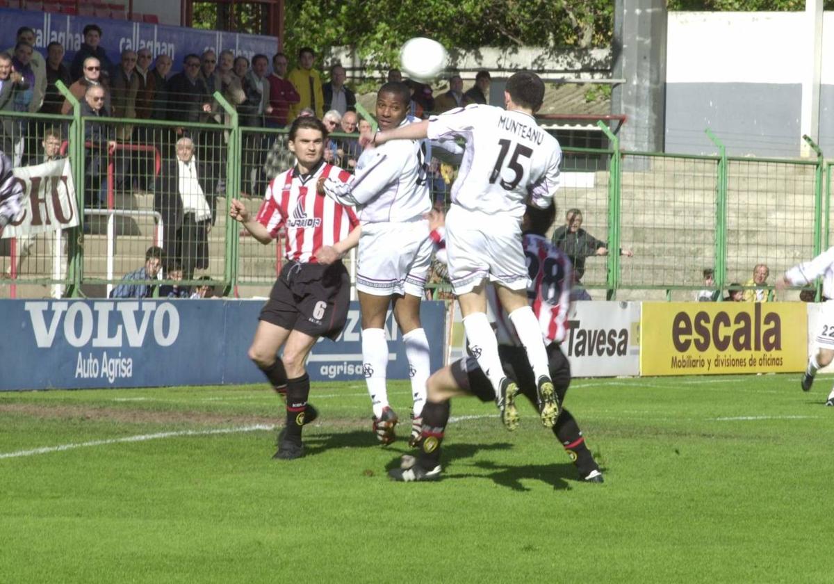 Imagen de un partido que la Unión Deportiva Salamanca disputó en Las Gaunas en el año 2000.